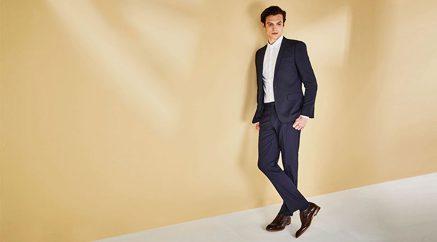 ست کردن کت و شلوار سرمه ای با کفش