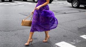 لباس مجلسی بنفش با چه کفشی ست می‌شود؟